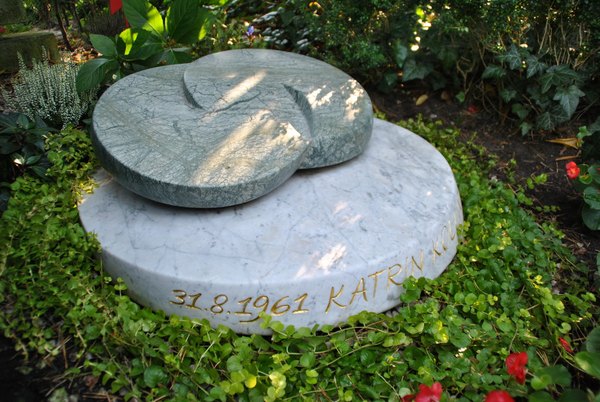Grabstein gruener und weisser Marmor, www.memoria-stein.de  