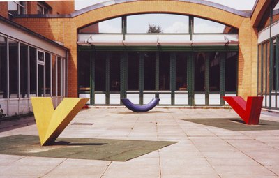 1994 Kunst im öffentlichen Raum 6-teilige Holzarbeit, Grundschule, Konscha Schostak, www.memoria-stein.de   
