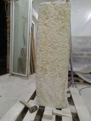Rohblock Kalksteinstele vor der Bearbeitung, www.memoria-stein.de  