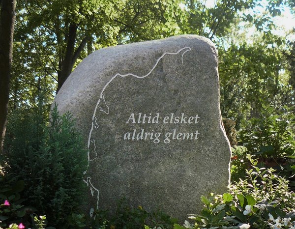 stehender Findling als Grabstein, www.memoria-stein.de  