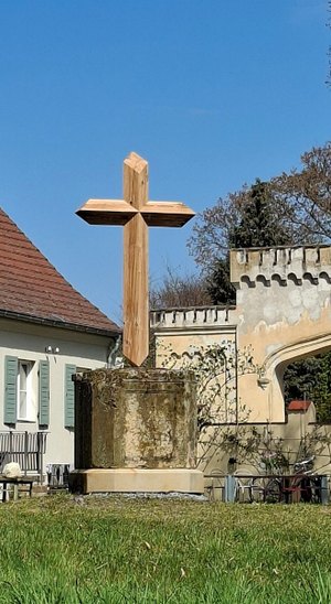 Holzkreuz_aus_massiven_Eichenbalken__www.memoria-stein.de.jpg  