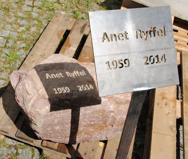 Grabzeichen Cortenstahl und Granit Findling,www.memoria-stein_gross  