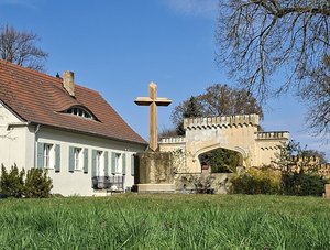 600Holzkreuz_mit_modernem_Design__www.memoria-stein.de.jpg  
