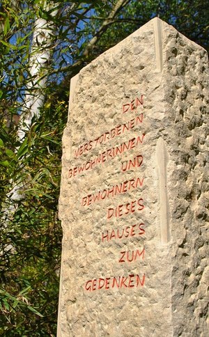 Gedenkstele Naturstein Stele Sandstein,Detail Inschrift www.memoria-stein.de  
