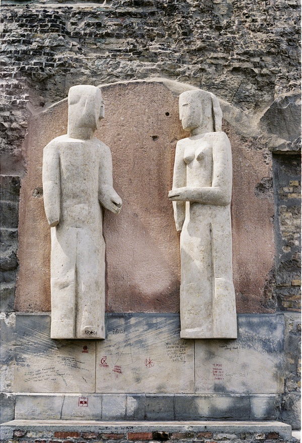 Sandsteinfigurenpaar Thema Versöhnung an der Kaiser Wilhelm Gedächtniskirche, Kopien in Sandstein von Konscha Schostak nach Gipsmodellen, www.memoria-stein.de  