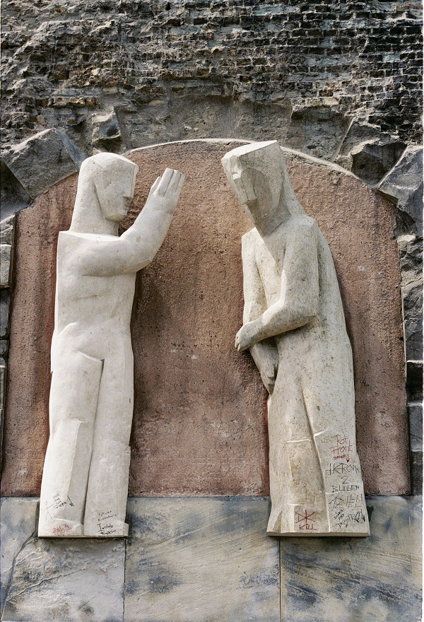 Sandsteinfigurenpaar zum Thema Mahnung an der Kaiser-Wilhelm-Gedächtniskirche, Kopien in Sandstein von Konscha Schostak nach Gipsmodellen, www.memoria-stein.de  