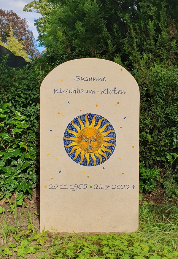 Grabmal aus französischem Kalkstein mit Sonnanmosaik, www.memoria-stein.de  