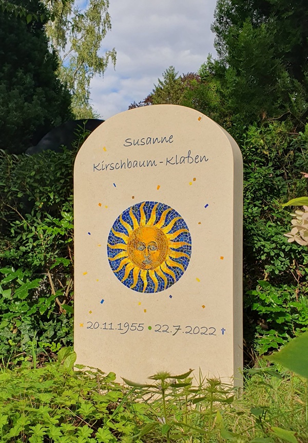 Grabstein aus Kalkstein mit Mosaik einer Sonne, www.memoria-stein.de  