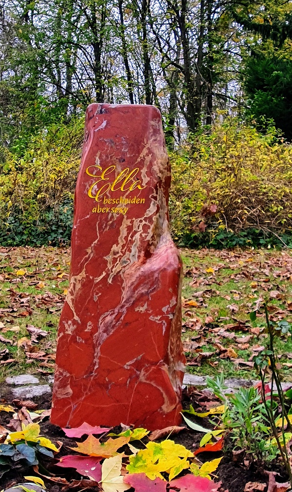 Roter Urnengrabstein für eine trans Frau, www.memoria-stein.de  
