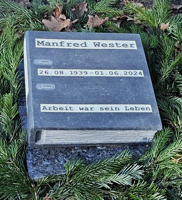 Urnengrabstein_Leitzordner_aus_Kalkstein__www.memoria-stein.de.jpg  
