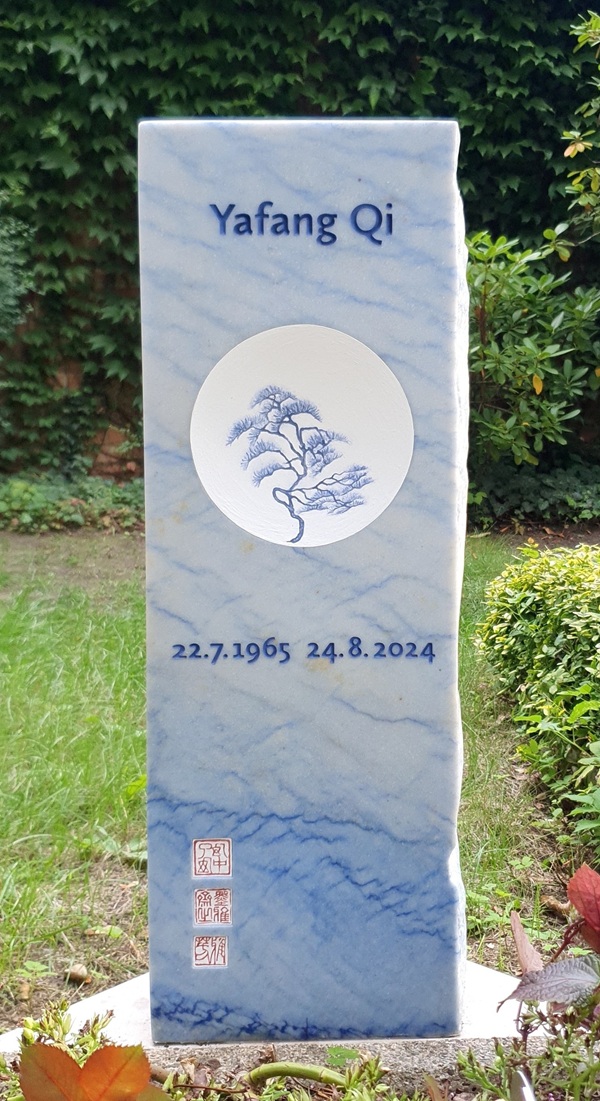 künstlerische Grabstele für Urnengrab Naturstein, www.memoria-stein.de  