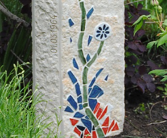 Kalksteinstele mit Pflanze und Blumenmosaik, www.memoria-stein.de  