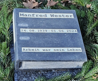 Urnengrabstein_Leitzordner_aus_Kalkstein__www.memoria-stein.de.jpg  