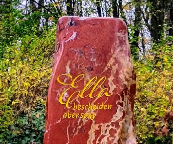 Roter Grabstein für eine trans Frau, www.memoria-stein.de  